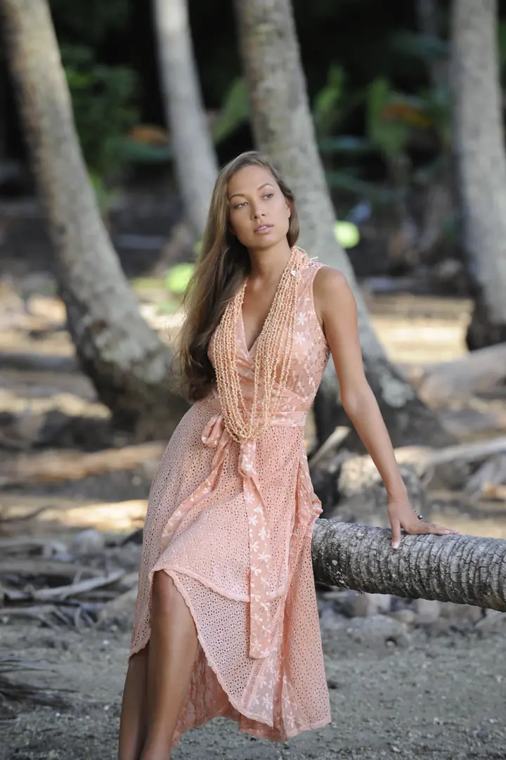 Robe portefeuille pêche et colliers de coquillages, sous les cocotiers