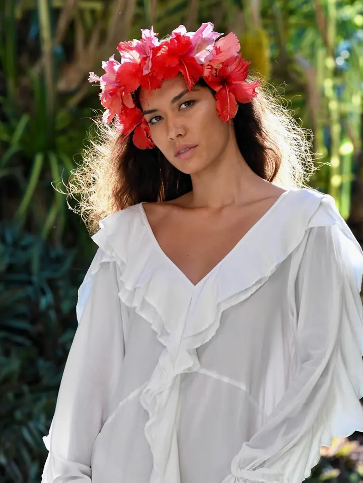Mannequin en robe blanche et couronne de fleurs rouges