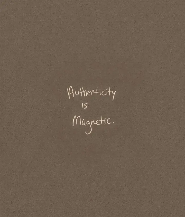 Écrit à la main sur papier kraft : « Authenticity is magnetic. »